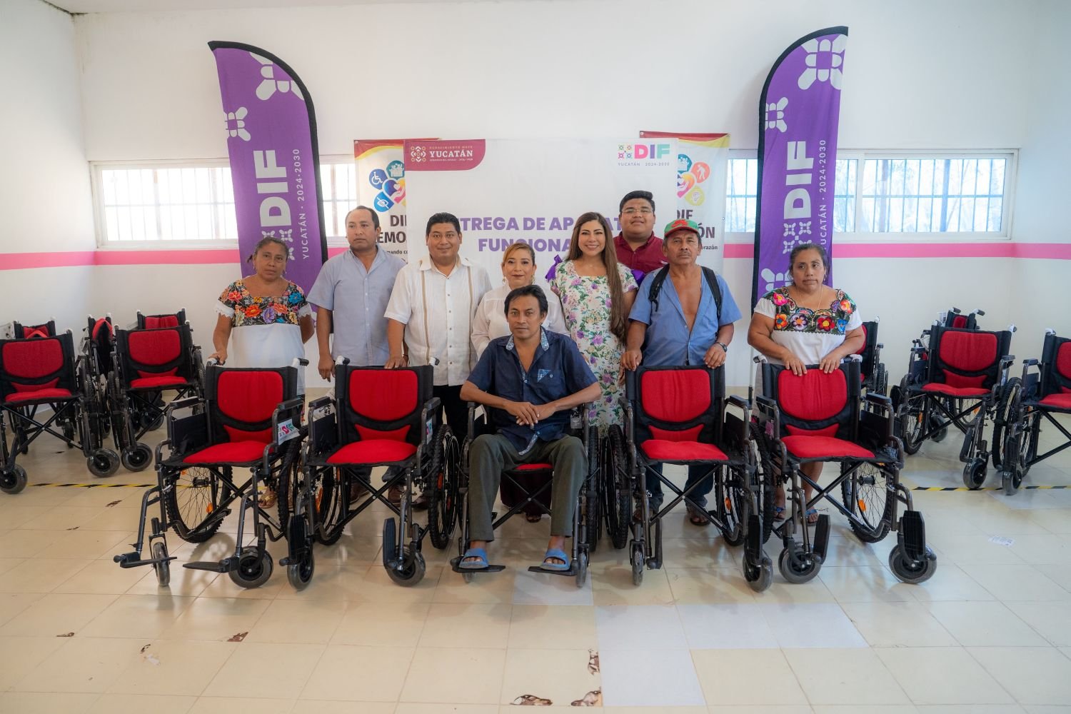 Entrega DIF Yucatán sillas de ruedas para facilitar la movilidad de personas en Temozón