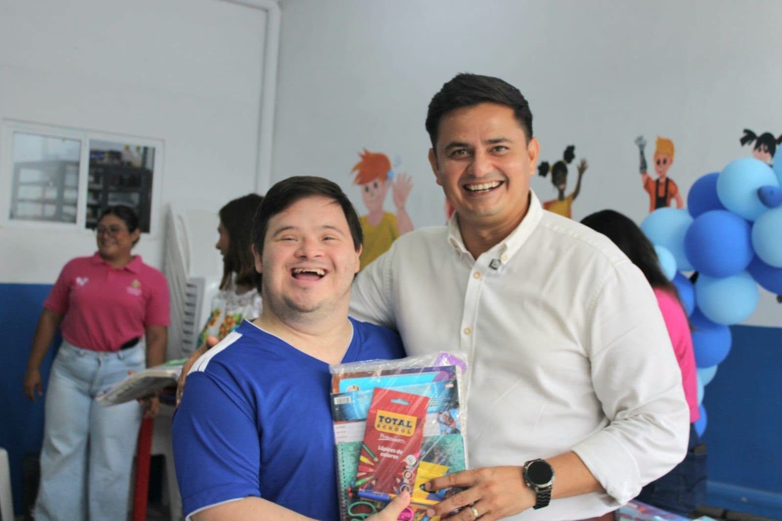 "Todos somos útiles" entrega paquetes escolares a comedores y asociaciones civiles de Mérida.