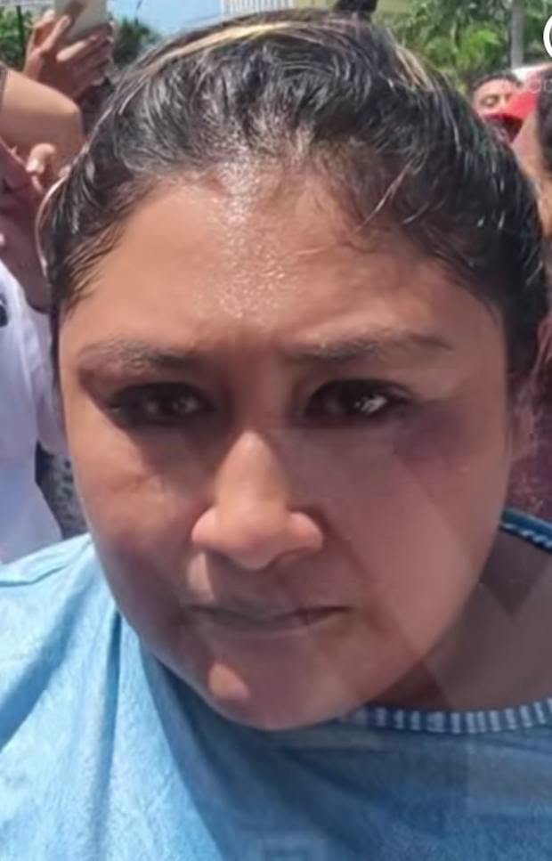 Claudia Sheinbaum Pardo escucha con atención el dramático caso de una exempleada de la Japay, despedida injustamente por gente de Pancho Torres.