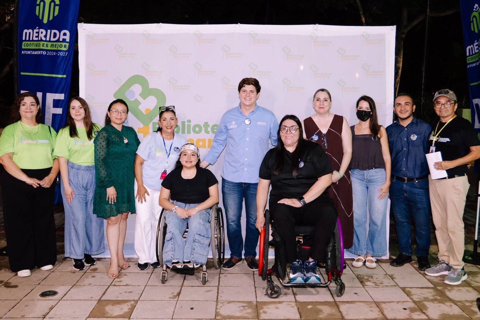 Familias comparten historias en el primer encuentro de Biblioteca Humana del Ayuntamiento de Mérida.