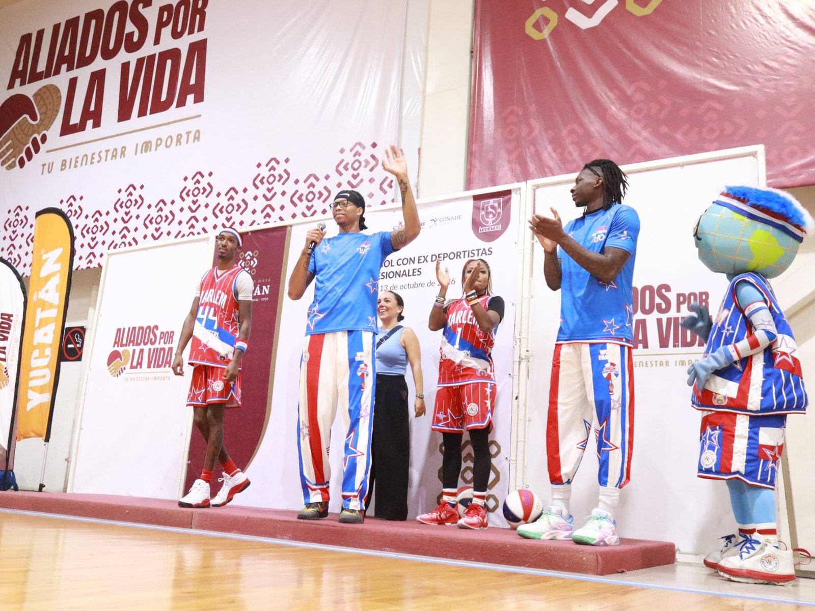 *Harlem Globetrotters comparten la duela con niñas y niños yucatecos*
