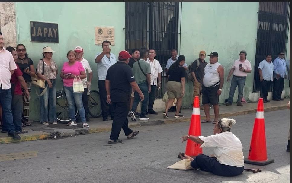 HARTA DE LA JAPAY, ADULTA MAYOR SE SIENTA EN PLENA CALLE 60 PARA EXIGIR QUE PANCHO TORRES LA ATIENDA