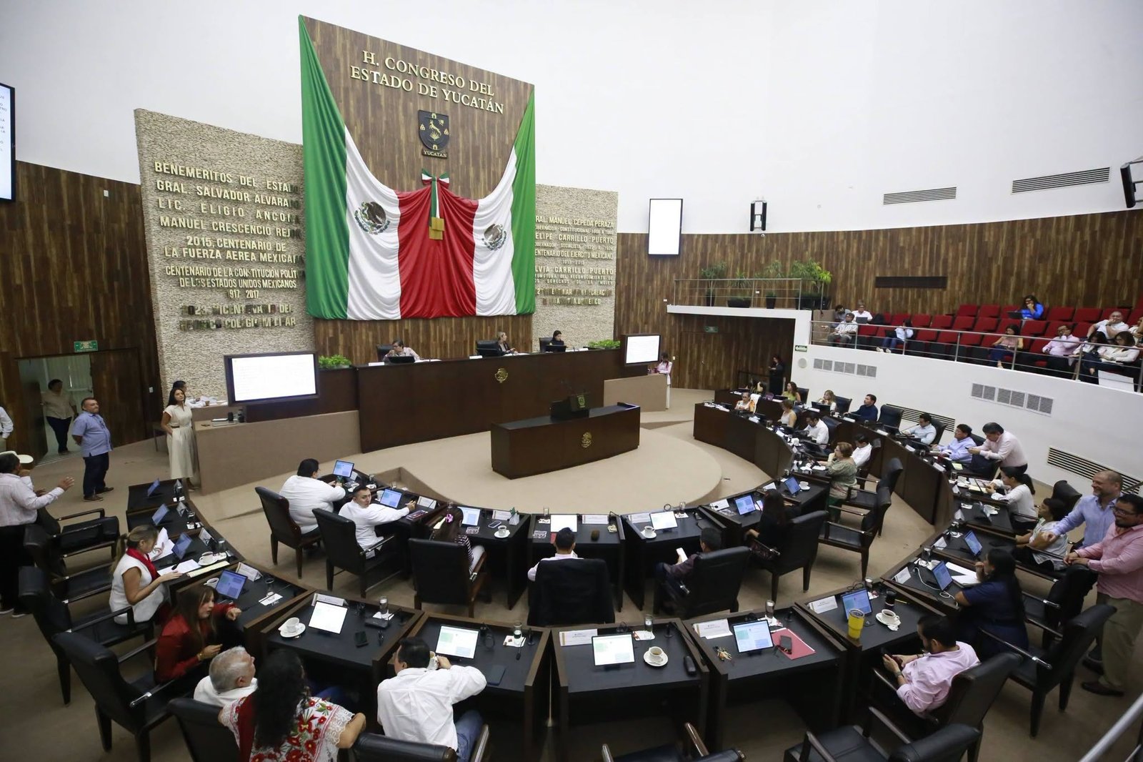 Congreso aprueba otorgar el Reconocimiento al Médico del Año 2026 a Arsenio Hernández Flota