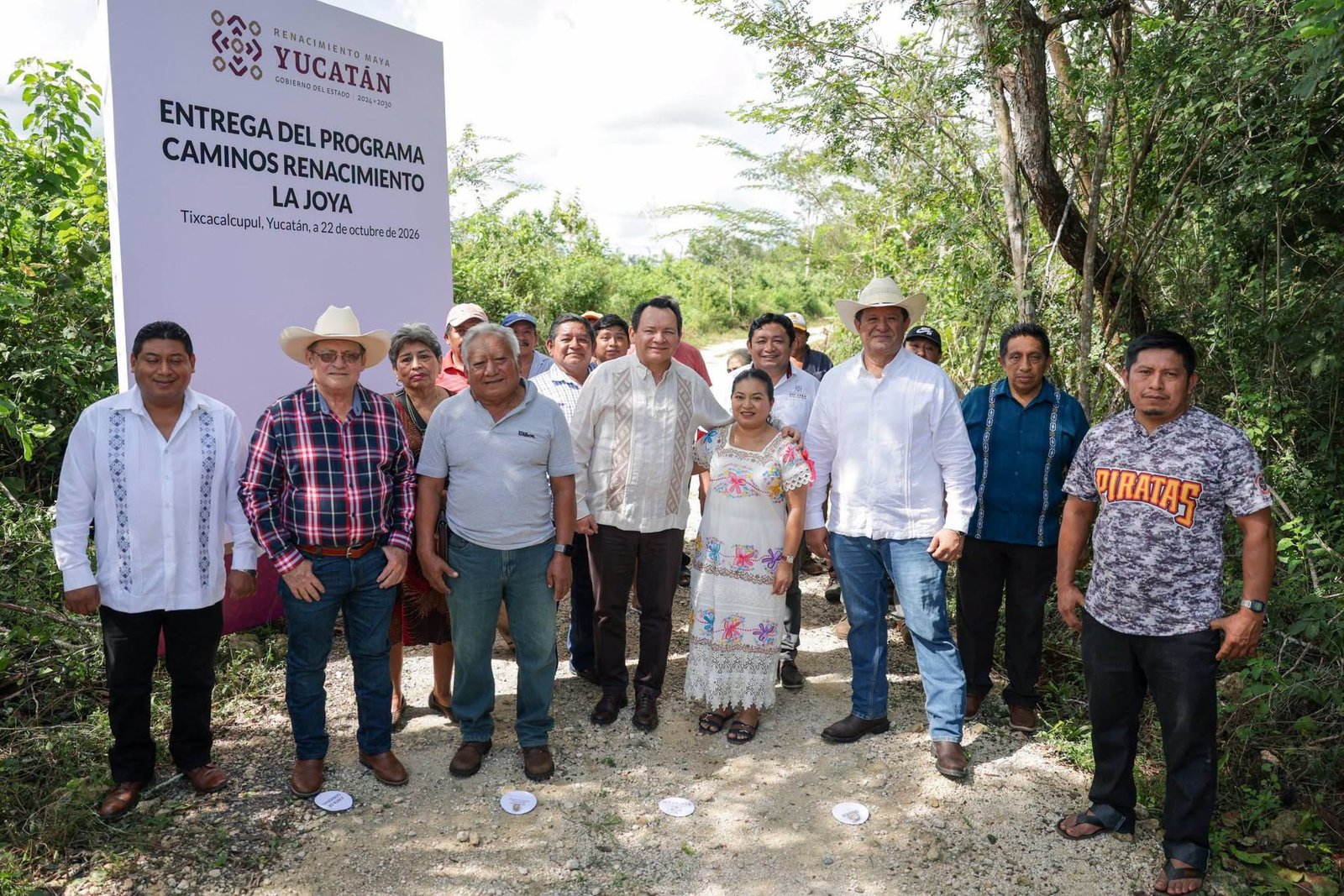 Don Miguel Ángel saca su cosecha en bicicleta por una brecha de 4 kilómetros; con Caminos Renacimiento llegará un vehículo a su parcela, 763 kilómetros rehabilitados en 2025 y 500 más en 2026