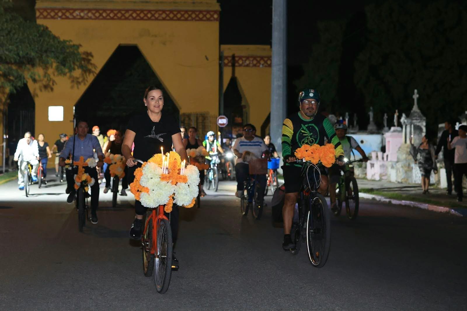 Más de 3 mil ciclistas se apropian de calles del centro de Mérida en la décima Rodada de las Ánimas.