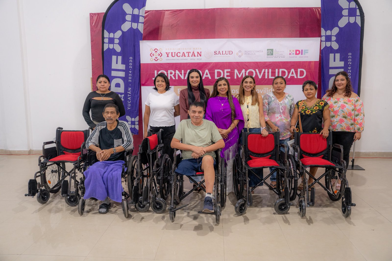 DIF Yucatán y Beneficencia Pública entregan aparatos de movilidad a personas con discapacidad